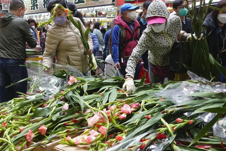 Orang-orang membeli bunga di pasar untuk merayakan Tahun Baru Imlek di Hong Kong, Senin, 31 Januari 2022. Tahun Baru Imlek China jatuh pada 1 Februari 