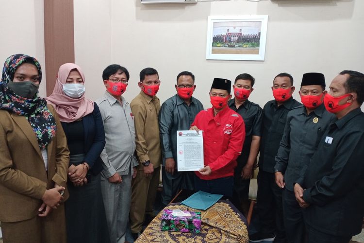 Fahrudin Bisri Slamet Ketua DPC PDI Perjuangan Kabupaten Demak memberikan keterangan pers terkait pemecatan Mugiyono yang mencalonkan diri sebagai  Calon Bupati Demak  dari partai lain, Selasa (20/10/2020)