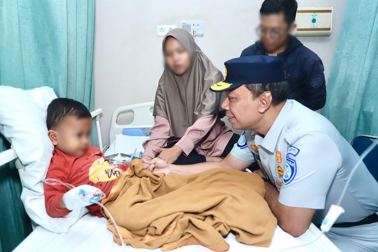 Dirut Jasa Raharja Rivan A Purwantono saat memberikan dukungan kepada salah satu korban anak kecelakaan beruntun Tol Cipularang. 