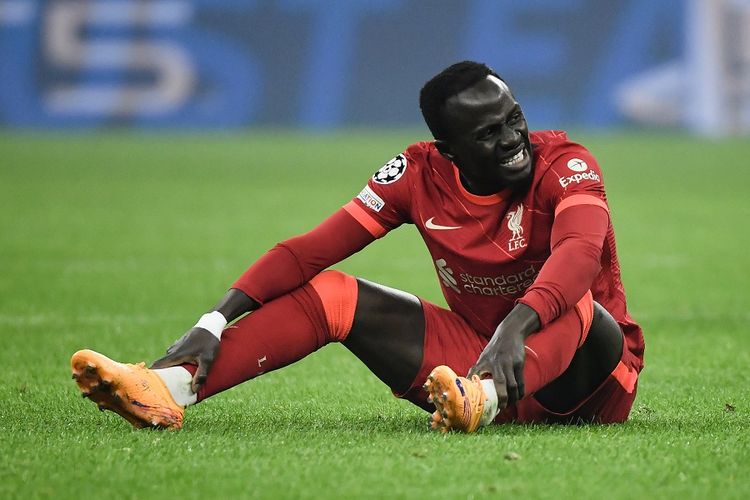 Striker Liverpool Sadio Mane bereaksi pada pertandingan babak 16 besar Liga Champions UEFA antara Inter Milan dan Liverpool di Stadion Giuseppe-Meazza (San Siro) di Milan, pada 16 Februari 2022.