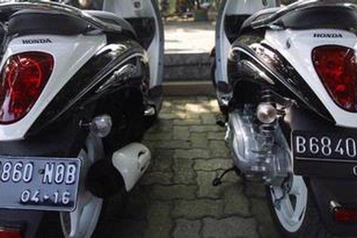 Bentuk fisik plat nomor polisi baru (kiri) yang dikeluarkan oleh pihak Polda Metro Jaya, Jakarta, Selasa (10/5/2011). Plat nomor ini lebih besar 4 hingga 5 sentimeter dari plat nomor sebelumnya. Pembaharuan bentuk fisik plat nomor ini dikarenakan huruf belakang kendaraan saat ini berjumlah tiga digit sehingga tidak muat dengan ukuran plat nomor lama.