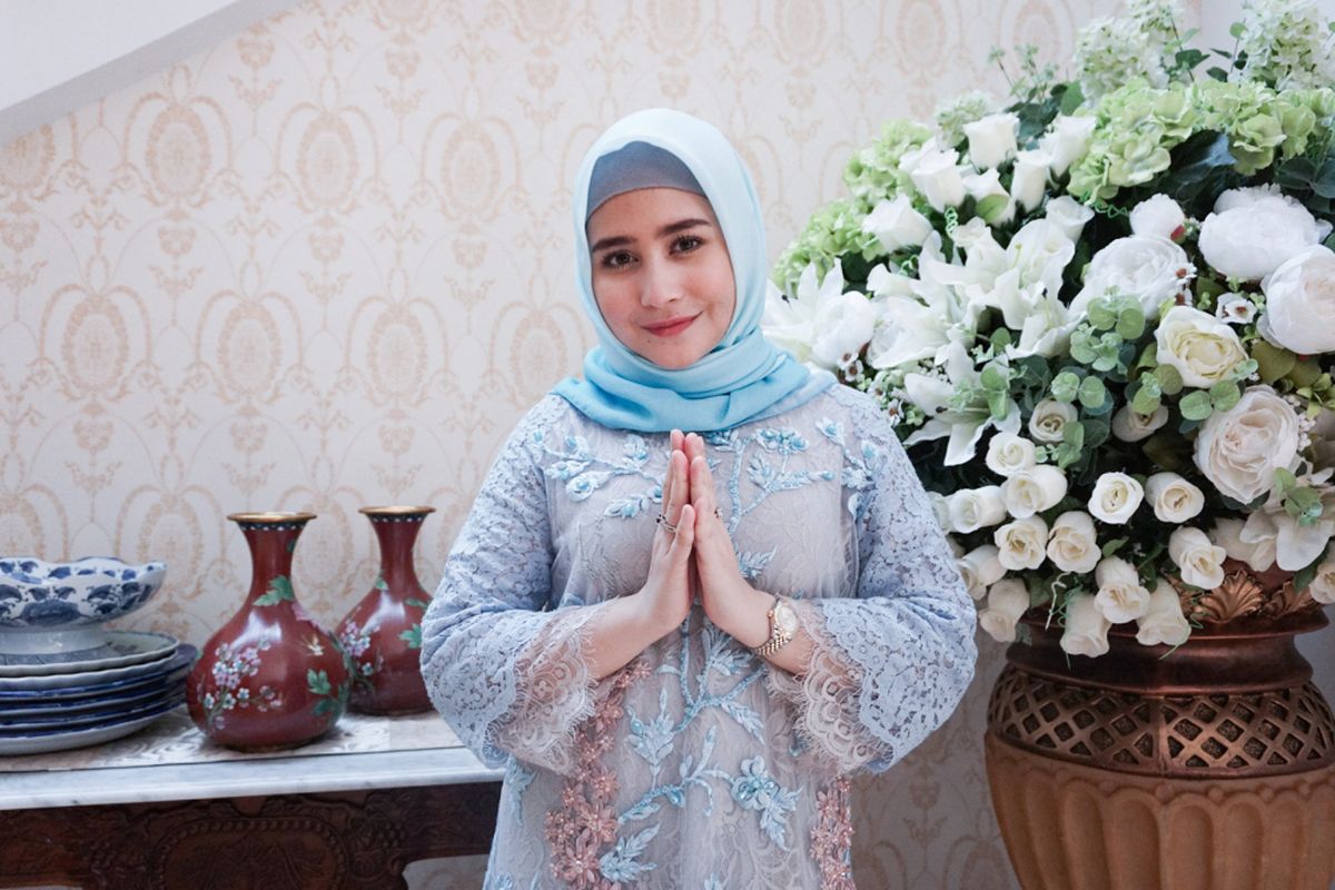 Artis peran Prilly Latuconsina saat merayakan Idul Fitri di kediaman sang Opa di kawasan BSD, Tangerang Selatan, Jumat (15/6/2018).