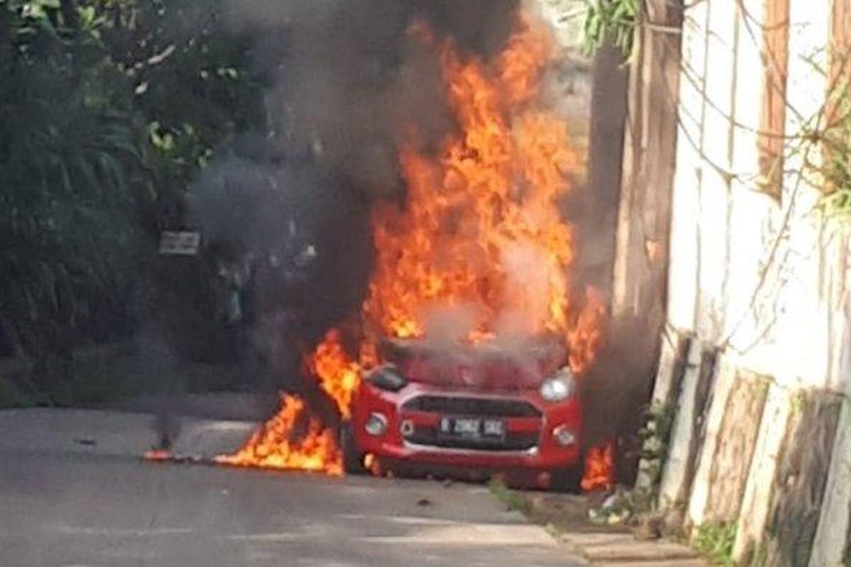 Mobil terbakar di Jalan Curug, Tanah Baru, Beji, Kota Depok, pada Kamis (17/2/2022). 

