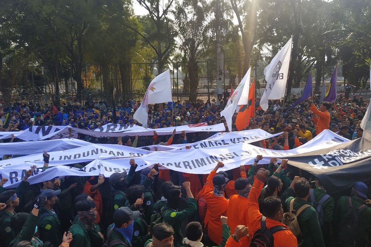 Spanduk berisi tuntutan aksi unjuk rasa Aliansi Mahasiswa Indonesia di Jalan Gatot Subroto, Jakarta Pusat, dekat gedung DPR/MPR, Selasa (1/10/2019).