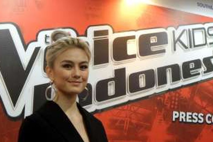 Vokalis Agnez Mo saat diabadikan dalam jumpa pers The Voice Kids Indonesia di kawasab Kebon Jeruk, Jakarta Barat, Selasa (16/8/2016).