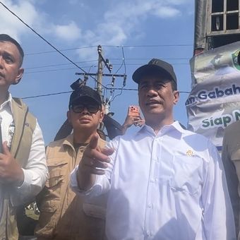 Menteri Pertanian Andi Amran Sulaiman bersama Ketua Komisi IV DPR RI Titiek Soeharto dan Wakil Menteri Dalam Negeri Bima Arya Sugiarto saat meninjau proses rehabilitasi sawah yang rusak akibat banjir bandang di Aceh Utara, Kamis (15/1/2026).