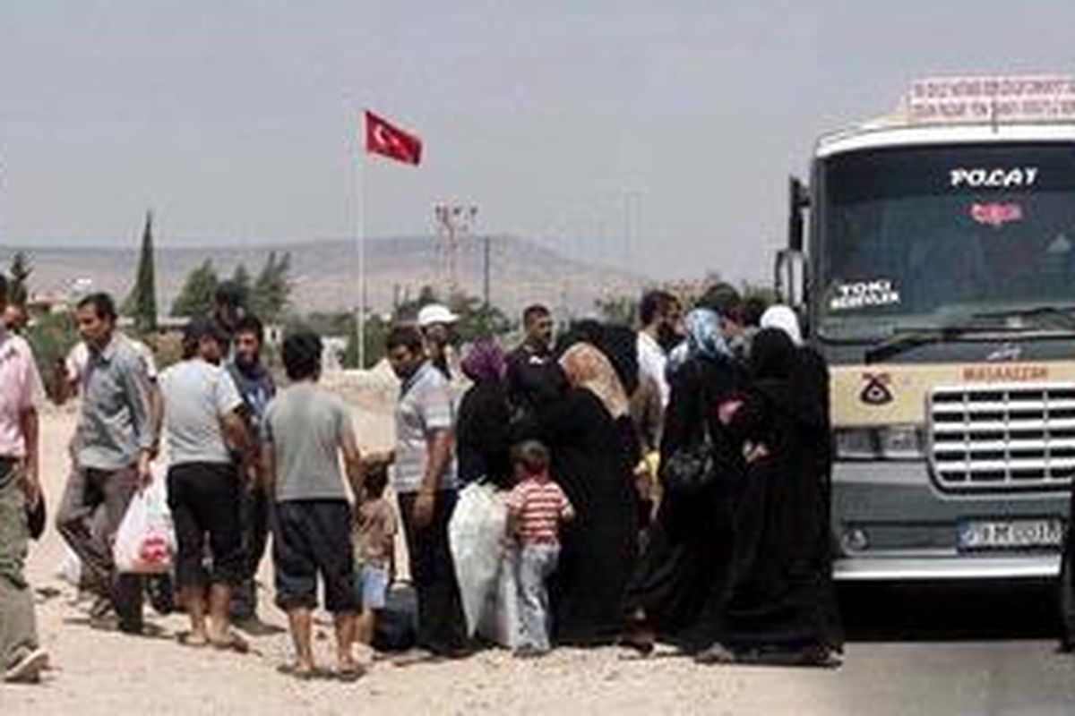 Warga Suriah kembali ke kamp pengungsi setelah masuk ke Kota Kilis, di wilayah selatan Turki, pada 18 Agustus 2012. Mereka menggunakan angkutan umum untuk membeli kebutuhan sehari-hari di Kilis atau sekadar berjalan-jalan. 