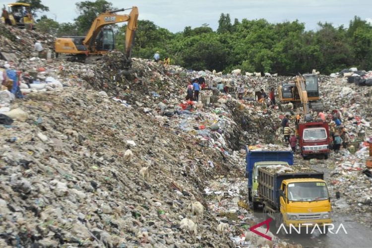 Gunungan sampah di TPA Burangkeng, Kecamatan Setu, Kabupaten Bekasi, Provinsi Jawa Barat.