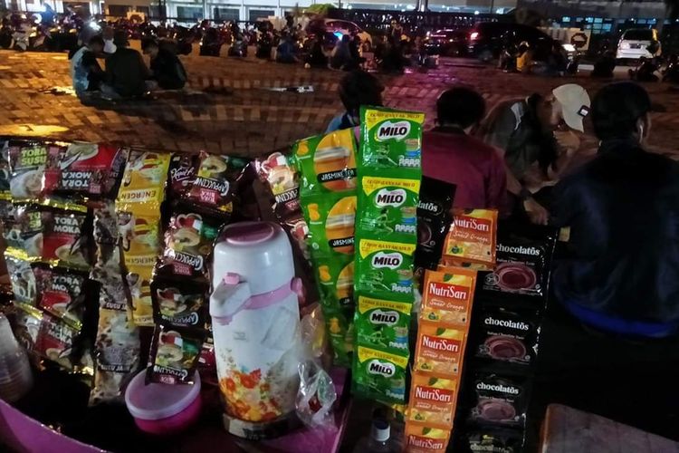 Gubernur Jatim menetapkan gaji UMR Jember 2023 naik Rp 200.000 sehingga UMK Jember terbaru jadi Rp 2.555.662 per bulannya.