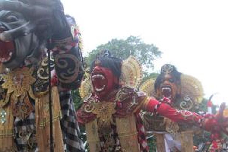 Parade 1.000 topeng memeriahkan pembukaan Denpasar Festival VII di Denpasar, Bali, Minggu (28/12/2014).