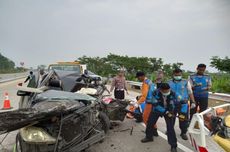 Mobil Ringsek Usai Hantam Truk di Tol Batang, 3 Orang Tewas