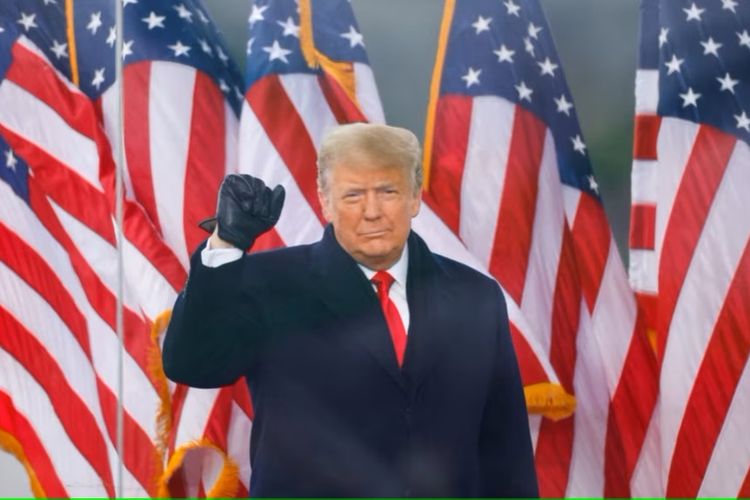 Presiden AS Donald Trump mengepalkan tangan saat kampanye untuk menggugat sertifikasi hasil pemilihan presiden AS 2020 oleh Kongres AS, di Washington, AS, 6 Januari 2021.