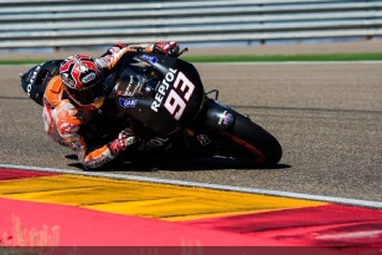 Pebalap MotoGP asal Spanyol, Marc Marquez, memacu prototype Honda 2014 pada sesi uji coba di sirkuit MotorLand Aragon, Kamis (20/6/2013).