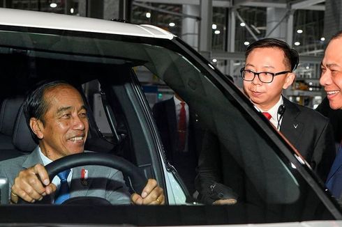 Jokowi Kunjungi Pabrik Mobil Listrik VinFast di Vietnam