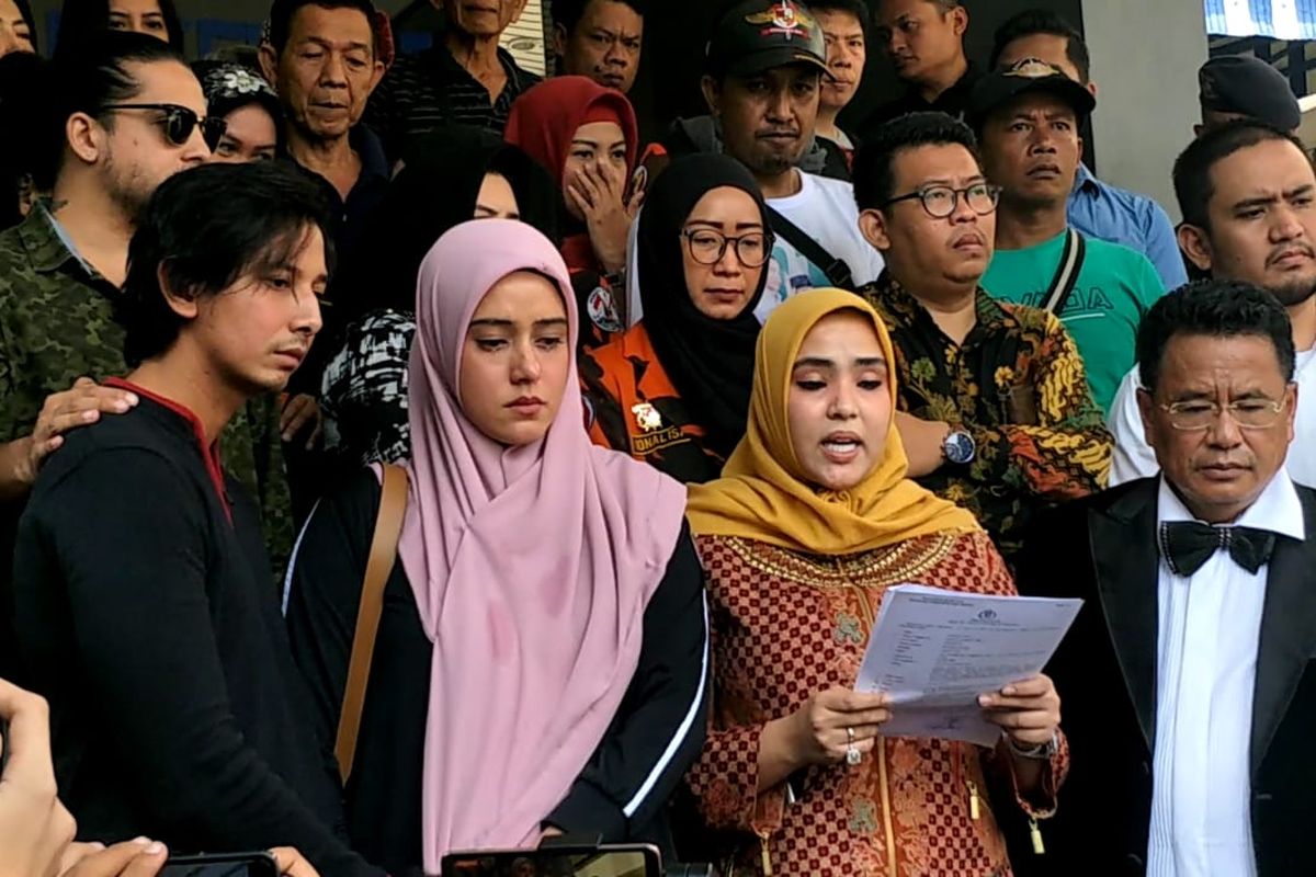 Sonny Septian, Fairuz A  Rafiq, Rani Fadh A Rafiq dan Hotman Paris saat mendatangi Polda Metro Jaya, Jakarta Selatan, Senin (1/7/2019).