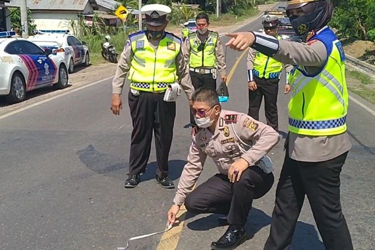 1. Korban Dokter Rika Anggraeni dievakuasi warga dari kendaraan Honda HRV ke kendaraan pikap yang membawanya ke rumah sakit

2. Polisi lalulintas dari Polres Ogan Ilir melakukan olah TKP di lokasi kejadian.