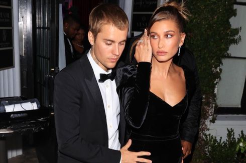 Hailey Bieber Kenakan Gaun Beludru Hitam, Glamor dan Seksi