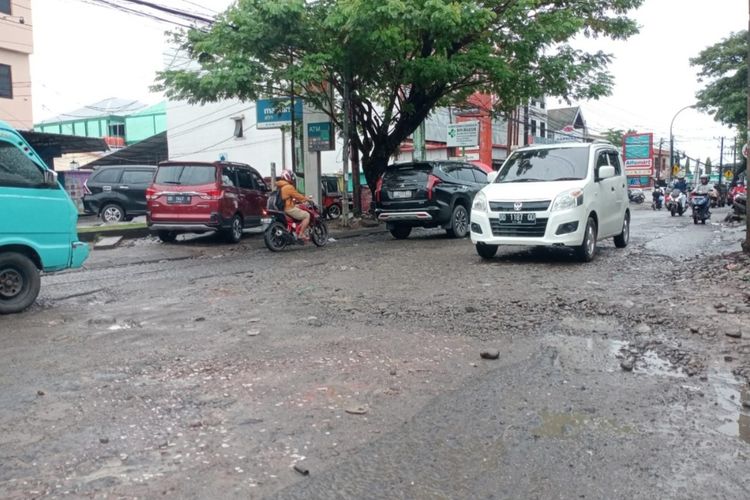 Kondisi Jalan Rusak yang berada di Jalan Antang Raya, Makassar, Sulawesi Selatan