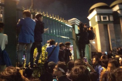 Panjat Pagar, Mahasiswa Memaksa Masuk ke Dalam Gedung DPR RI