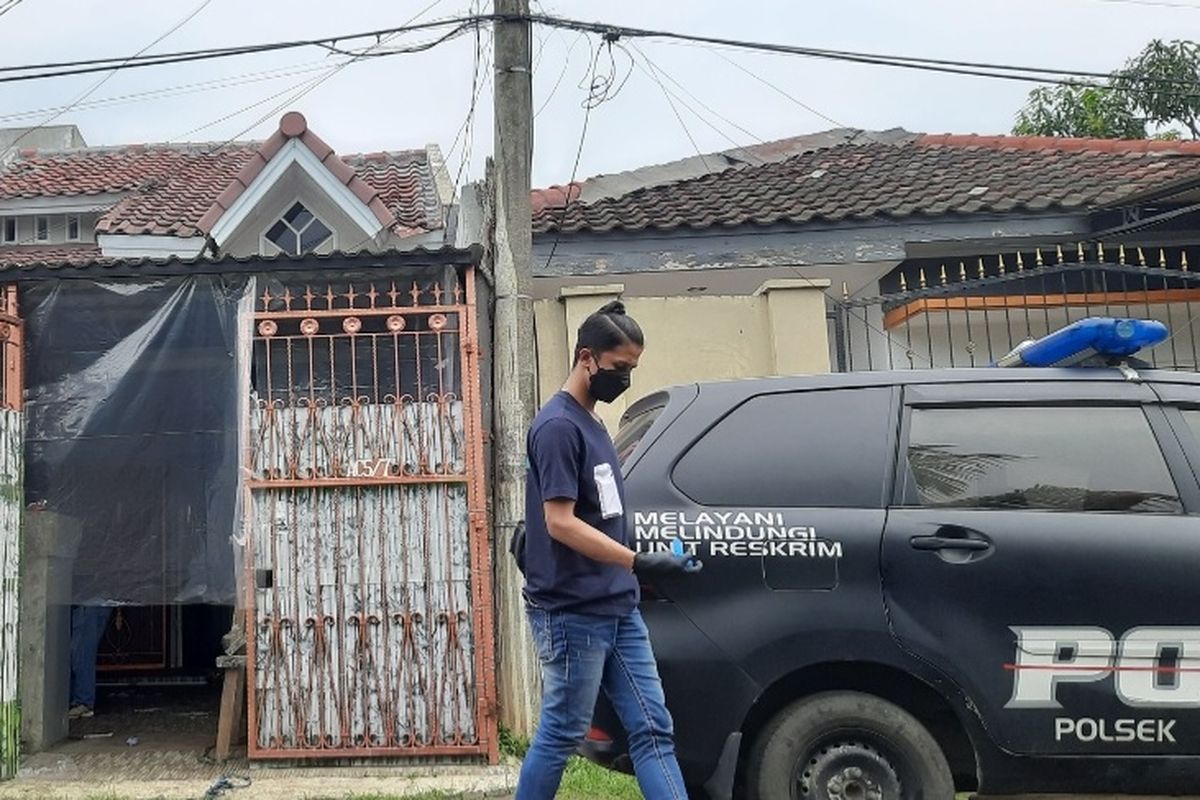 Polisi melakukan olah tempat kejadian perkara (TKP) satu keluarga yang tewas di dalam sebuah rumah di Citra Garden 1, Kalideres, Jakarta Barat. Pantauan di lokasi, Minggu (13/12/2022) siang, jajaran Kepolisian Sektor Kalideres tiba sekitar pukul 12.15 WIB.