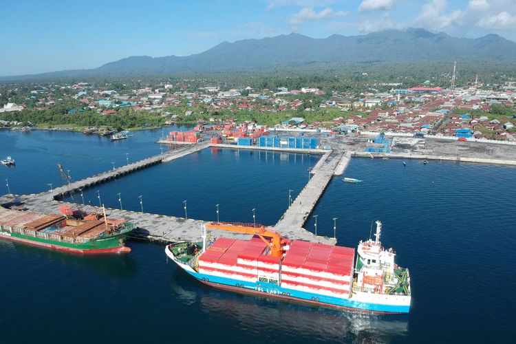 Kapal Tol Laut sandar di pelabuhan.