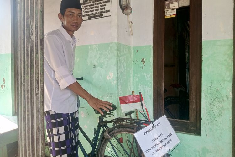 Kisah Pedagang Singkong asal Pekalongan Kayuh Sepeda Jengki Tua Sejauh 382 Km ke Gedung DPR RI demi Pengesahan UU Perampasan Aset