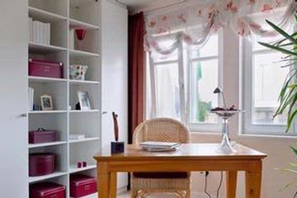 Lemari "ditanam" di antara kolom, menggantikan fungsi dinding sebagai pembatas ruangan. 