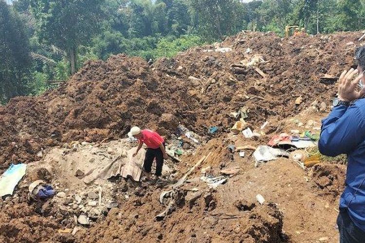 Upaya Solihin (55) mencari sang istri yang turut menjadi korban gempa Cianjur, Jawa Barat di lokasi longsor di Desa Cijedil, Cugenang, Cianjur, Jawa Barat, Senin (28/11/2022). 