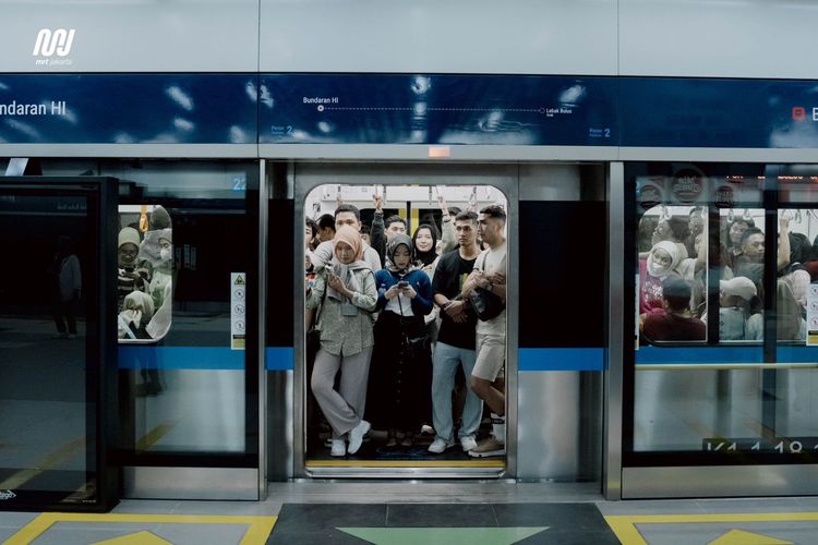 Naik MRT Jakarta, Turis Asing Bisa Bayar Pakai Visa dan Mastercard