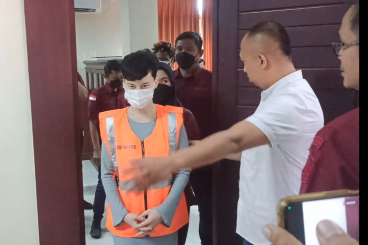 AK, perempuan warga negara Rusia saat dihadirkan dalam konferensi pers dalam kasus tidak memiliki paspor dan tidak mau membayar makanan di restoran yang digelar di Kantor Imigrasi Denpasar, pada Jumat (2/8/2024). Kompas.com/ Yohanes Valdi Seriang Ginta