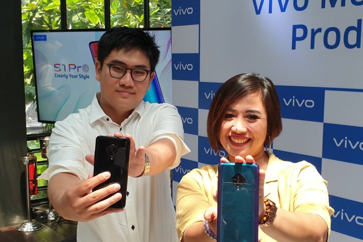 Ricky Bunardi, Product Manager Vivo Indonesia (kiri) dan Tyas Rarasmurti, PR Manager Vivo Indonesia (kanan) saat memamerkan Vivo S1 Pro ke hadapan awak media di Jakarta, Senin (18/11/2019).