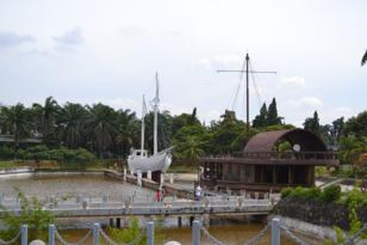 Kapal Phinisi dan Kapal Banten di Museum Keprajuritan TMII