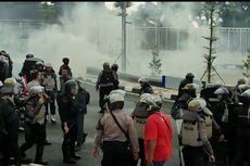 Suporter PSIS Semarang Memaksa Masuk Stadion Jatidiri, Polisi Tembakan Gas Air Mata
