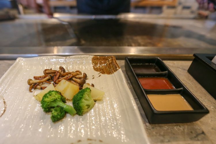 Masakan yang disajikan di Restoran Maison Tatsuya Teppanyaki, Kebon Sirih, Jakarta, Rabu (11/03/2020). Restoran ini menawarkan pengalaman makan dengan menyantap langsung makanan yang dimasak di depan pengunjung.