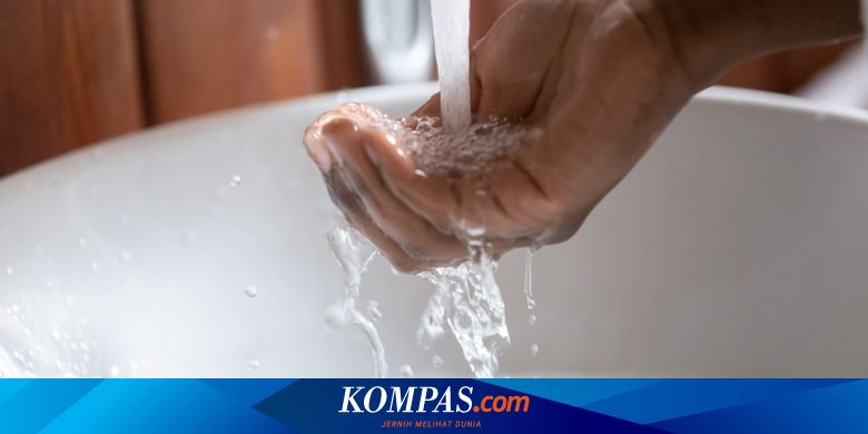 Kekurangan Air Bersih, Warga Andalkan Air Hujan untuk Minum