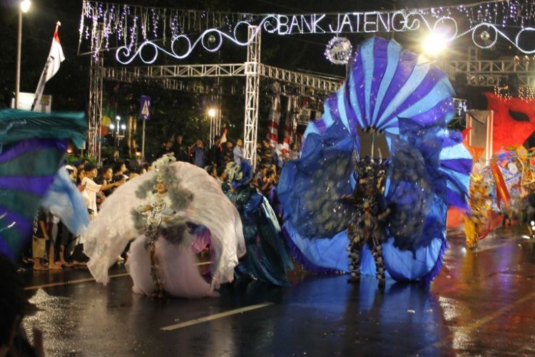 Peserta karnaval Semarang Night Carnaval menggunakan kostum unik berjalan di Jalan Pemuda Semarang. SNC akan kembali digelar Sabtu (6/5/2017) malam esok. 