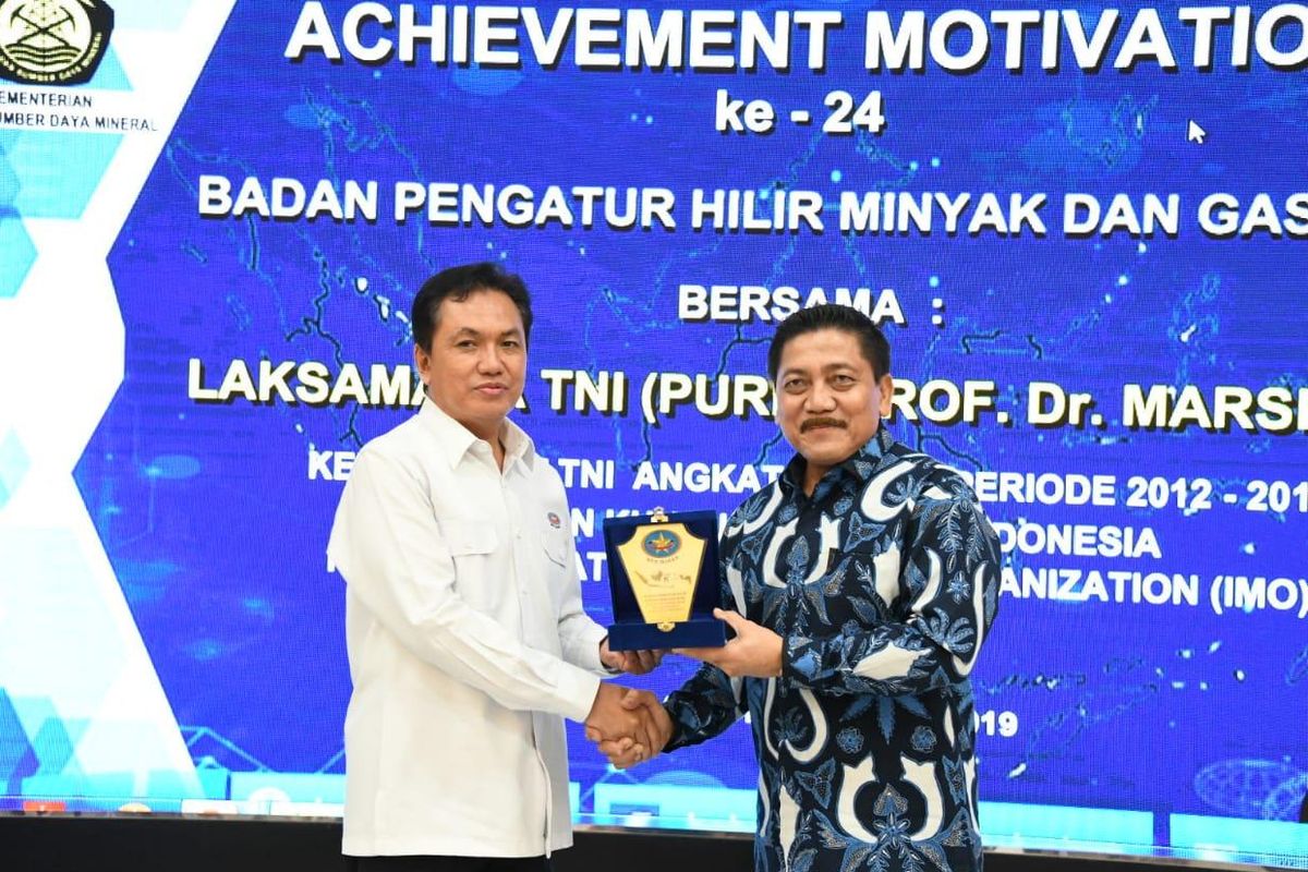 Kepala Staf TNI Angkatan Laut periode 2012 hingga 2015 Marestio (kanan) dan Kepala BPH Migas M. Fanshurullah Asa (kiri) dalam Achievement Motivation ke-24 untuk pegawai Badan Pengatur Hilir Minyak dan Gas Bumi (BPH Migas) di Jakarta Ruang Sarulla Sekretariat Jenderal Kementerian ESDM, Selasa (17/12/2019).