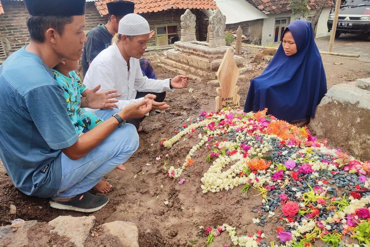 Keluarga IRT yang tewas dibunuh mengunjungi makam korban di Desa Cangkoak Kecamatan Dukupuntang Kabupaten Cirebon, Senin siang (27/11/2023). Keluarga korban duga pelaku pembunuhan adalah mantan suami korban sendiri