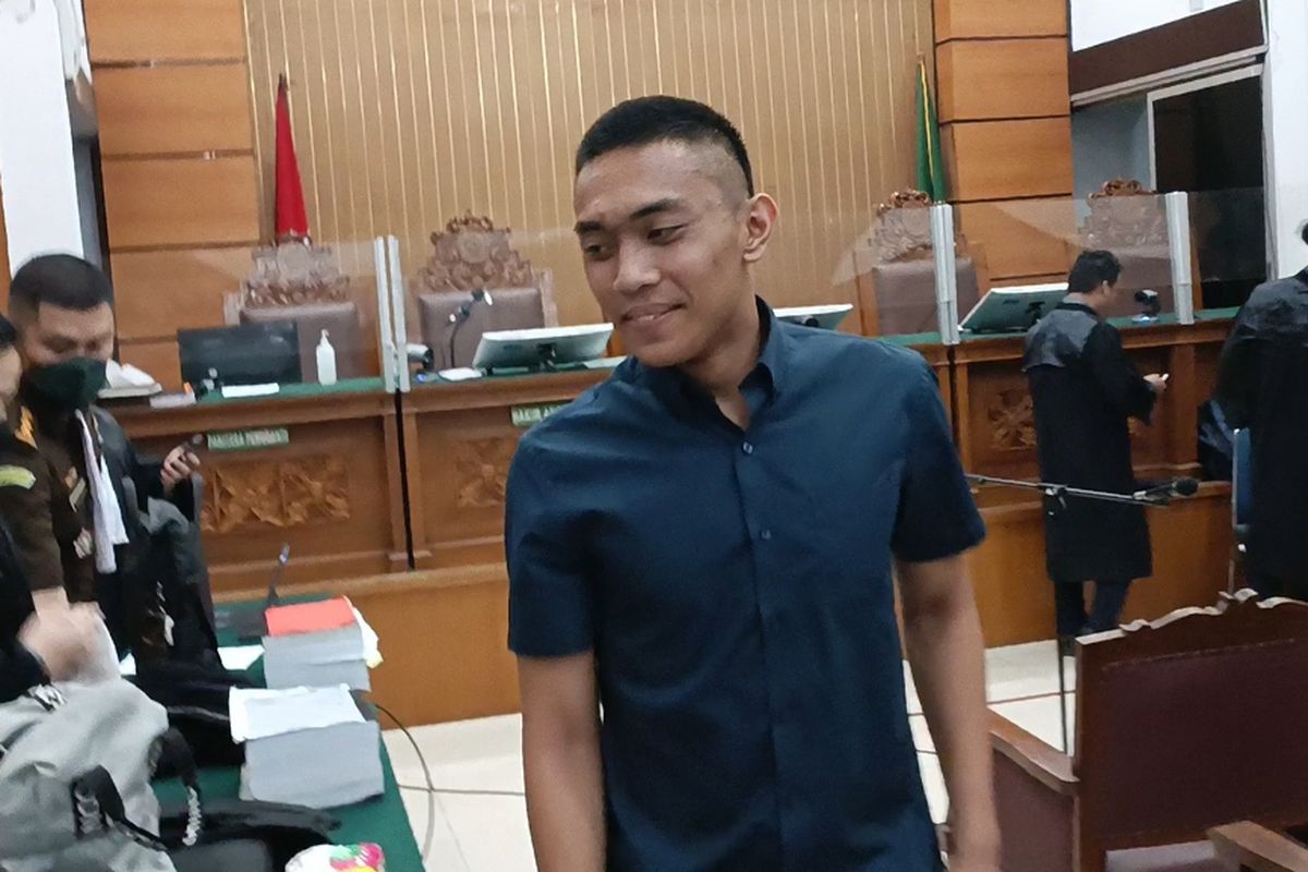 Mario Dandy Satriyo yang tampak tersenyum lebar usai sidang pemeriksaan saksi di ruang sidang utama Prof Oemar Seno Adji di Pengadilan Negeri Jakarta Selatan, Selasa (13/6/2023) malam selesai digelar.