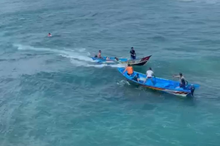 Penyelamatan enam wisatawan oleh Satlinmas Rescue Istimewa Wilayah Operasi II Pantai Baron, di Pantai Ngandong, Gunungkidul Minggu (23/10/2022)