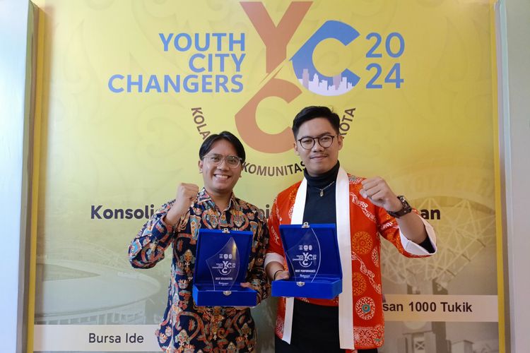 Para pemenang Youth City Changers (YCC) Rakernas Asosiasi Pemerintah Kota Seluruh Indonesia (Apeksi) XVII Tahun 2024, Alam Naufal Mahendra (Best Delegation) asal Cimahi (kiri),dan Daffa Nayudhistira (Best Performer) asal Depok.