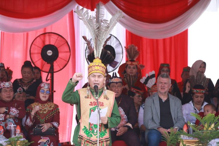 Gubernur Kalimantan Tengah Sugianto Sabran saat membuka Festival Budaya Isen Mulang (FBIM) 2024 di Halaman Gor Indoor Serbaguna, Jalan Tjilik Riwut, Palangkaraya, Sabtu (18/5/2024).