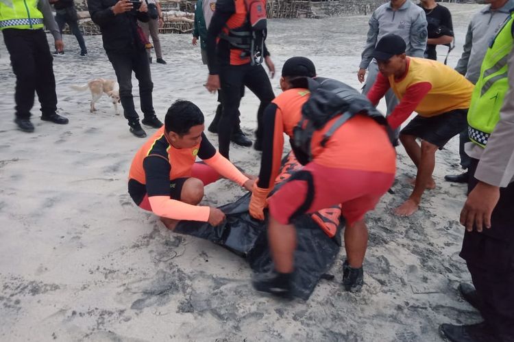 Evakuasi wisatawan yang ditemukan meninggal dunia terseret arus di Pantai Bias Tugel, Kabupaten Karangasem, Provinsi Bali, Senin (1/7/2024) petang.