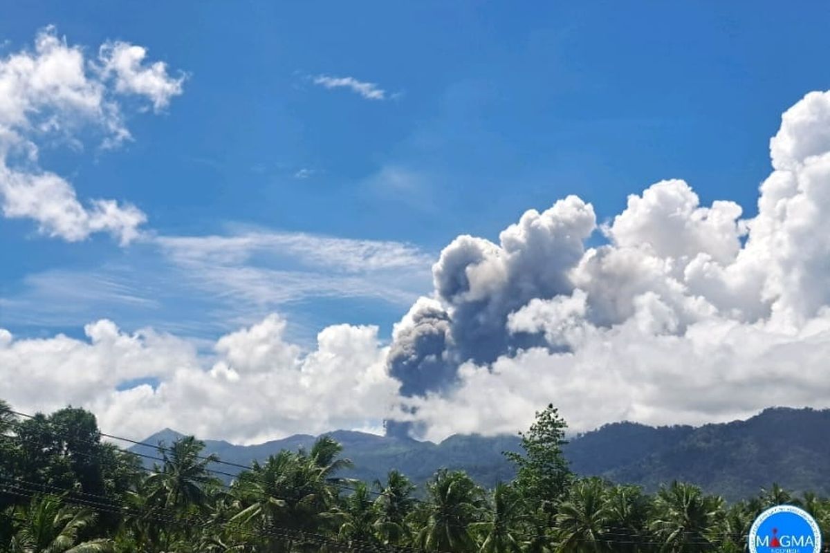 Gunung Dukono di Halmahera Utara Erupsi Setinggi 1.100 Meter