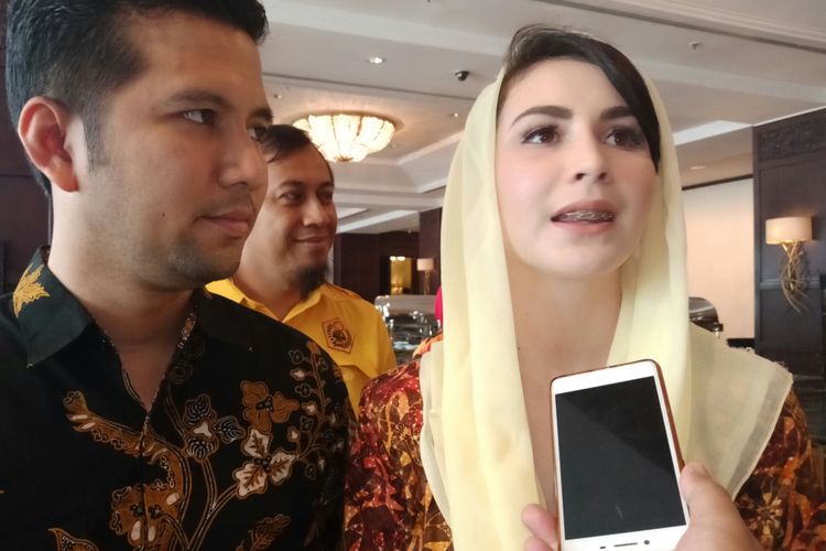 Arumi Bachsin bersama Emil Dardak suaminya.