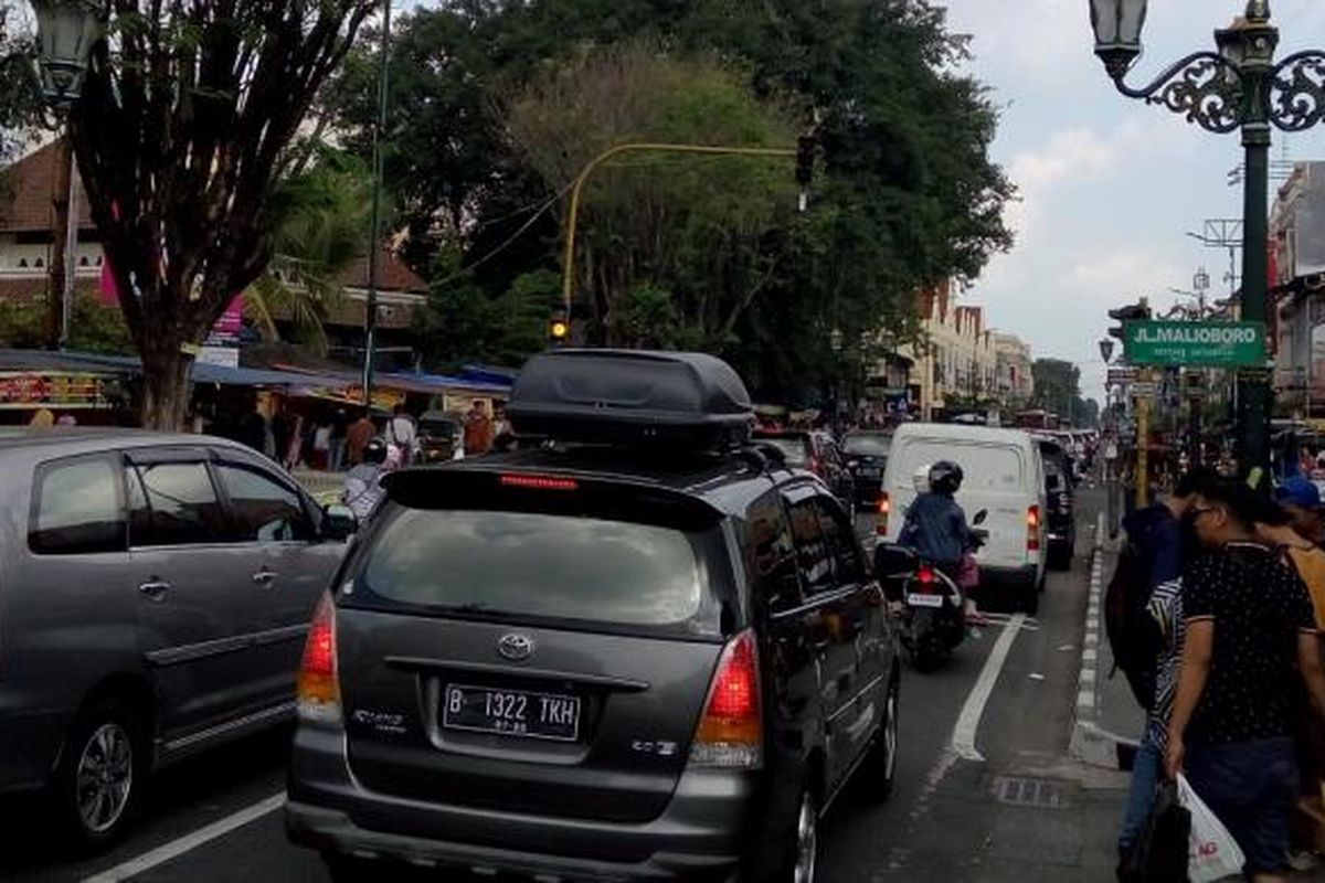 Kendaraan wisatawan memadati kawasan Jalan Malioboro, Yogyakarta, pada hari kedua Idul Fitri 1437 Hijriah, Kamis (7/7/2016).