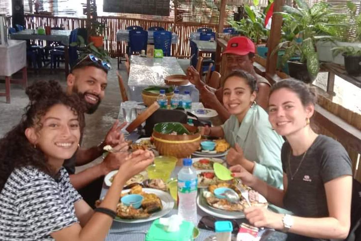 Sejumlah wisatawan mancanegara sedang menikmati makanan di Restoran Chembos di Kota Borong, Ibukota Kabupaten Manggarai Timur, Nusa Tenggara Timur. 
