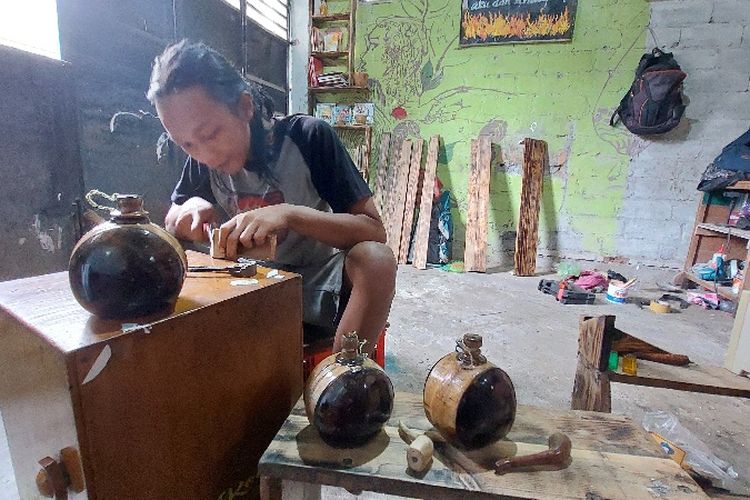 Triyan Hendra membuat gembes berbahan batok kelapa dan bambu
