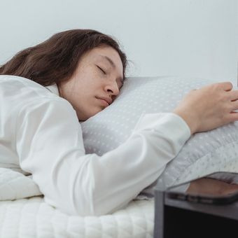 Jika selama ini Anda biasa tertidur saat sedang menggunakan ponsel atau handphone (HP), ketahuilah bahwa ada beberapa alasan kenapa kita tidak boleh tidur dekat HP.