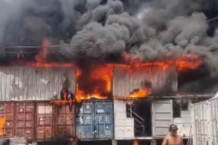 Kebakaran landa pabrik kardus di Kalideres, Jakarta Barat, Minggu (30/7/2023).